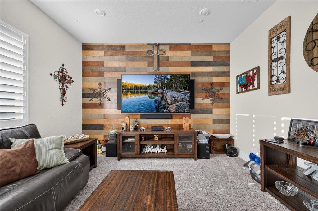 Image 23 of property listing at 330 Sentinel Drive S, Madera, CA 93636