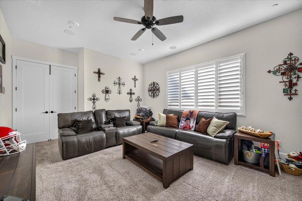 Image 24 of property listing at 330 Sentinel Drive S, Madera, CA 93636