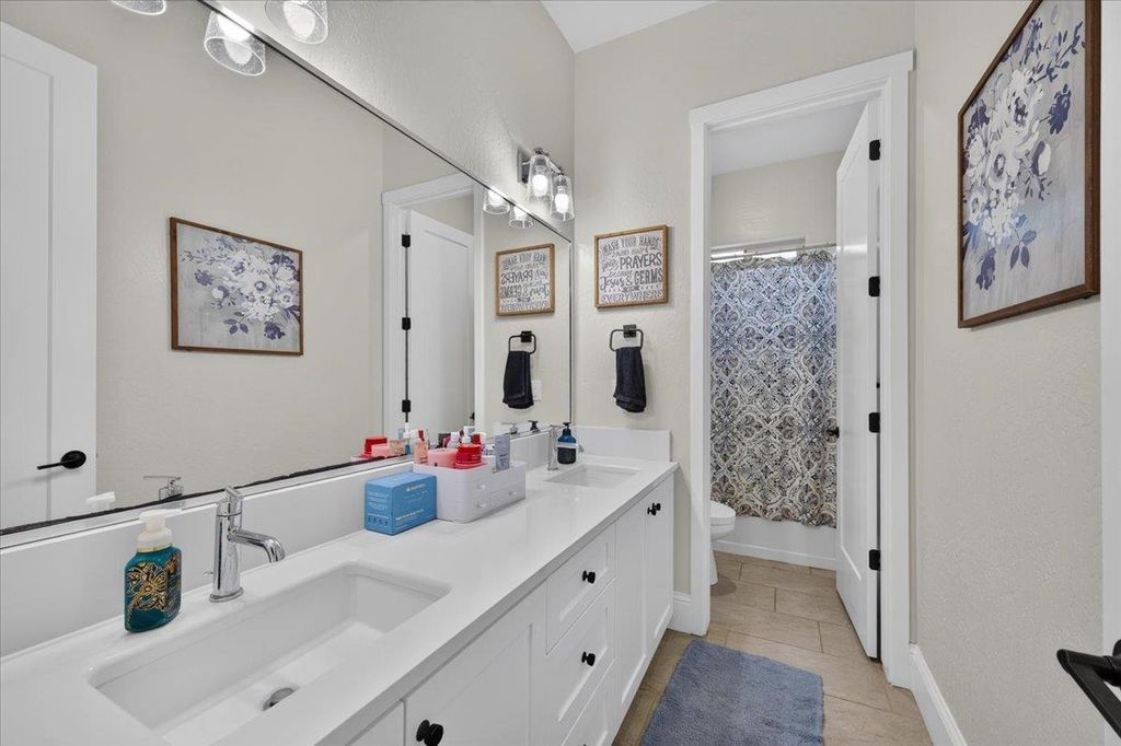 Image 29 of property listing at 330 Sentinel Drive S, Madera, CA 93636