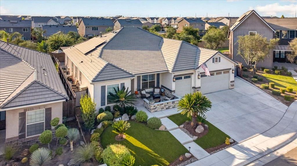 Image 3 of property listing at 330 Sentinel Drive S, Madera, CA 93636