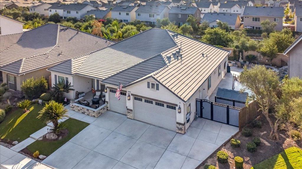 Image 4 of property listing at 330 Sentinel Drive S, Madera, CA 93636
