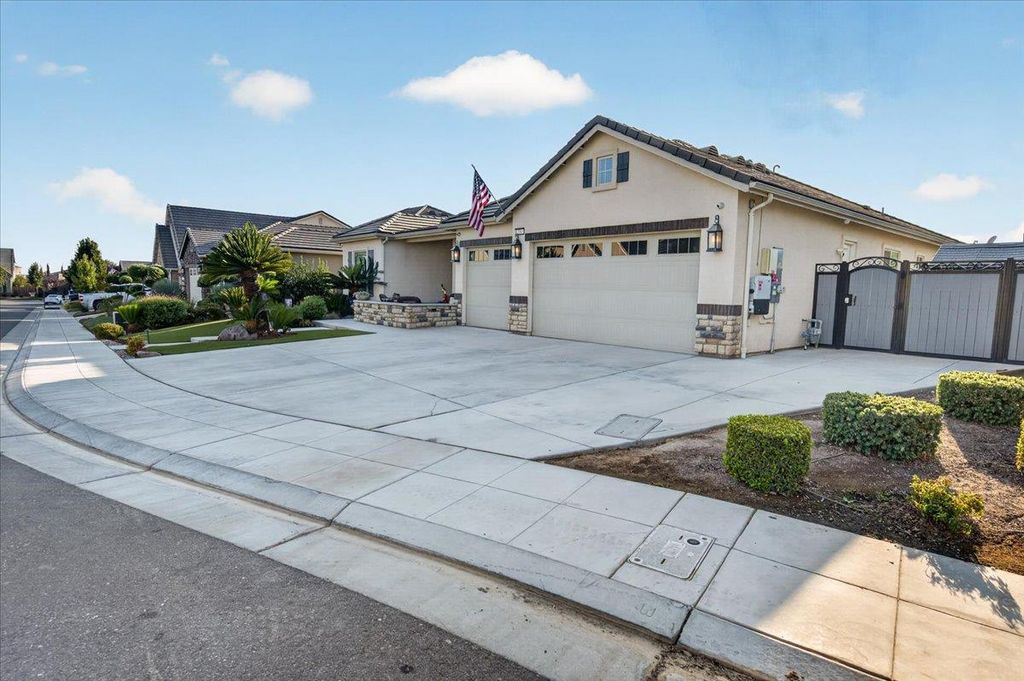 Image 5 of property listing at 330 Sentinel Drive S, Madera, CA 93636