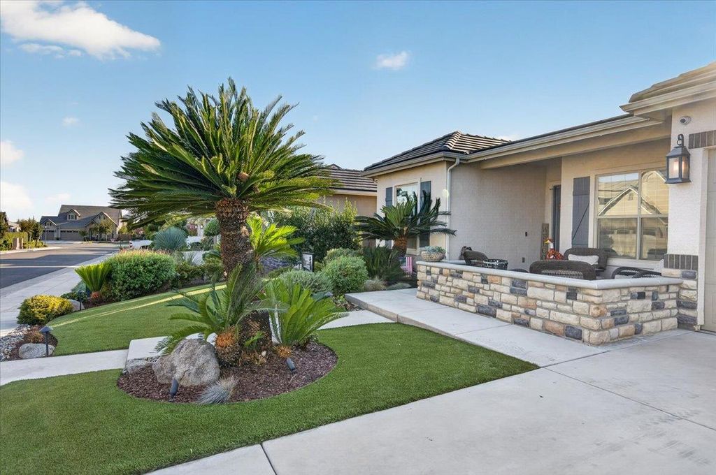 Image 6 of property listing at 330 Sentinel Drive S, Madera, CA 93636