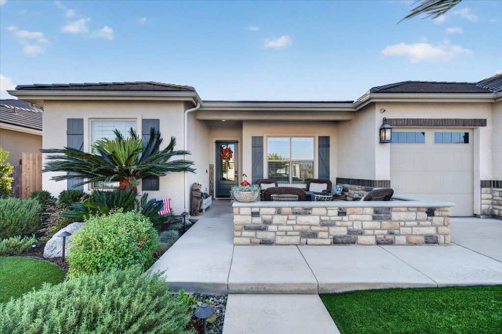 Image 7 of property listing at 330 Sentinel Drive S, Madera, CA 93636
