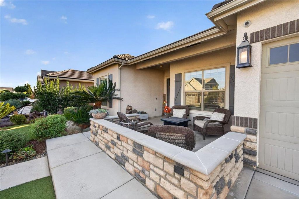 Image 8 of property listing at 330 Sentinel Drive S, Madera, CA 93636