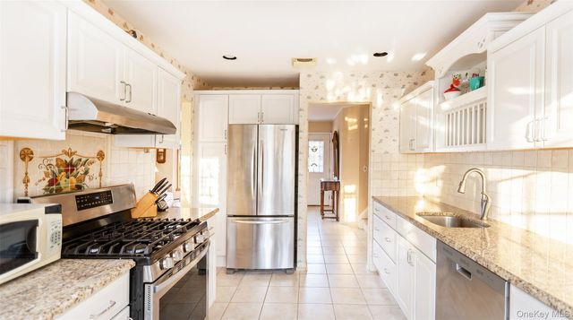 25 Whitebirch Lane, Commack, NY 11725