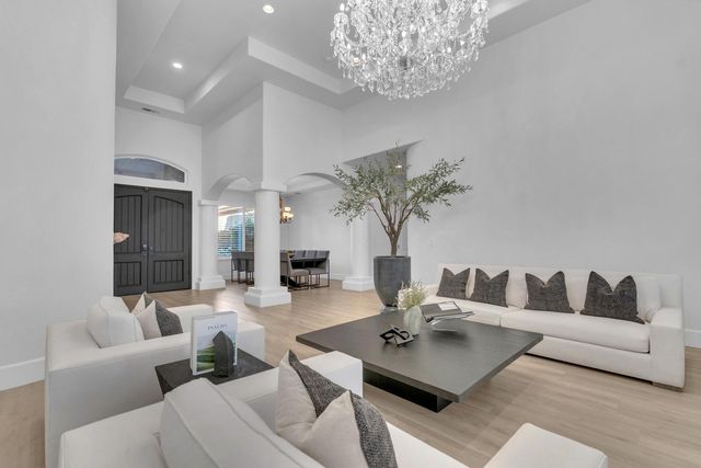 1103 E Newhall Drive, Fresno, CA 93720