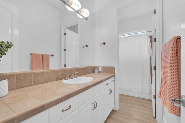 1103 E Newhall Drive, Fresno, CA 93720