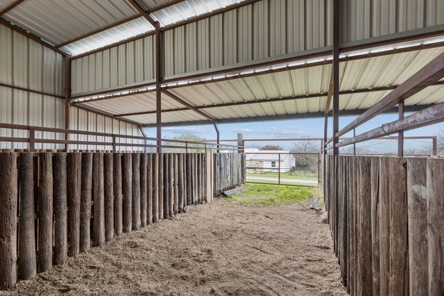 1087 County Road 2395, Alvord, TX 76225