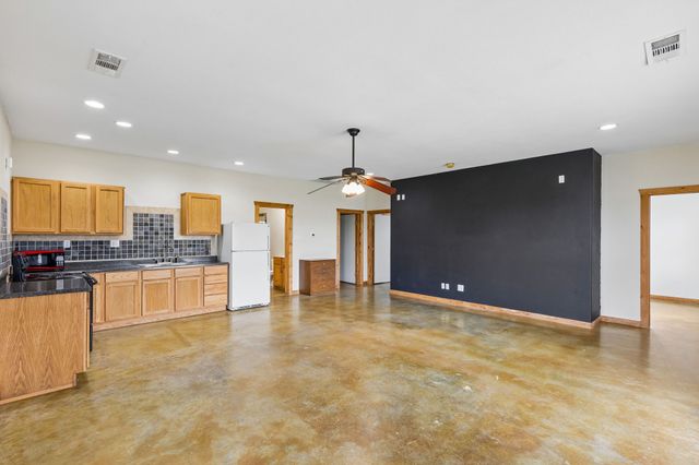 1087 County Road 2395, Alvord, TX 76225