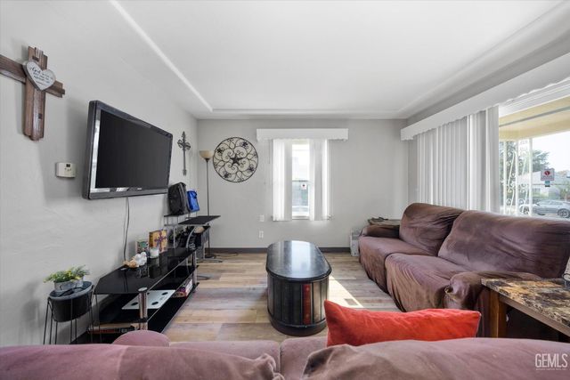 2700 Charleston Drive, Bakersfield, CA 93308