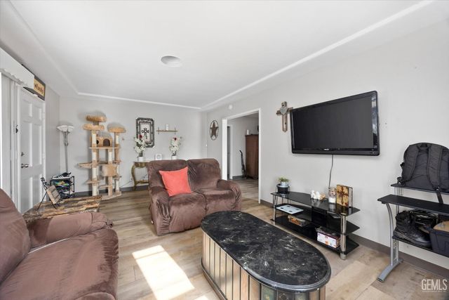 2700 Charleston Drive, Bakersfield, CA 93308