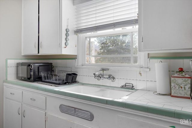 2700 Charleston Drive, Bakersfield, CA 93308