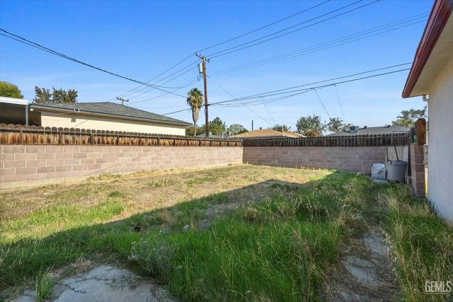 2700 Charleston Drive, Bakersfield, CA 93308