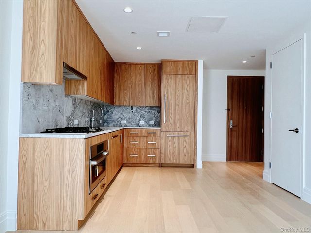 30-55 Vernon Boulevard 6G, Astoria, NY 11102