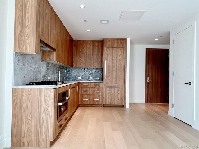 30-55 Vernon Boulevard 6G, Astoria, NY 11102