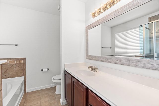1049 Regency LN, Round Rock, TX 78665