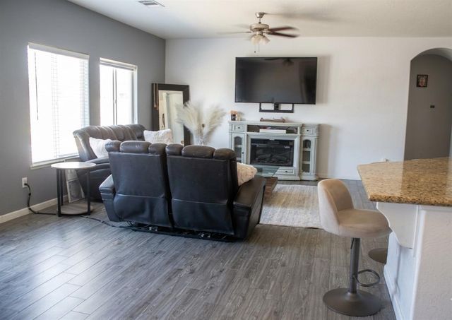 2876 W Indiana Avenue, Caruthers, CA 93609
