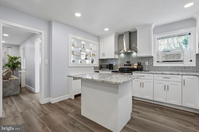 95 1ST AVE, Essington, PA 19029