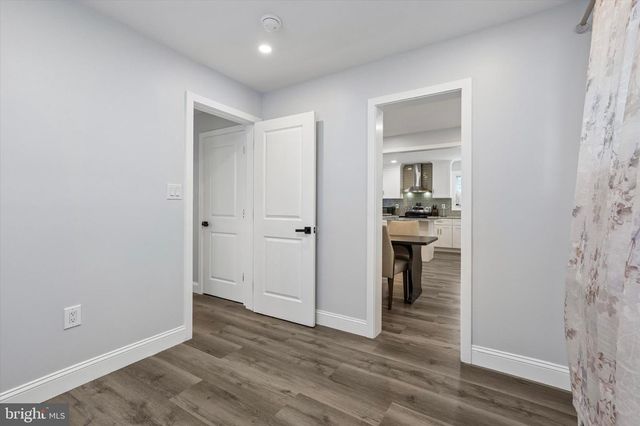 95 1ST AVE, Essington, PA 19029