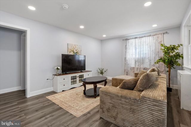 95 1ST AVE, Essington, PA 19029