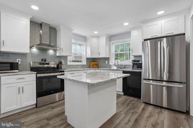 95 1ST AVE, Essington, PA 19029