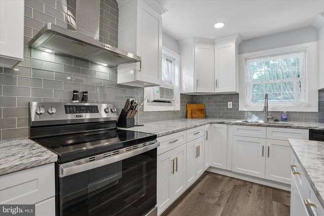95 1ST AVE, Essington, PA 19029