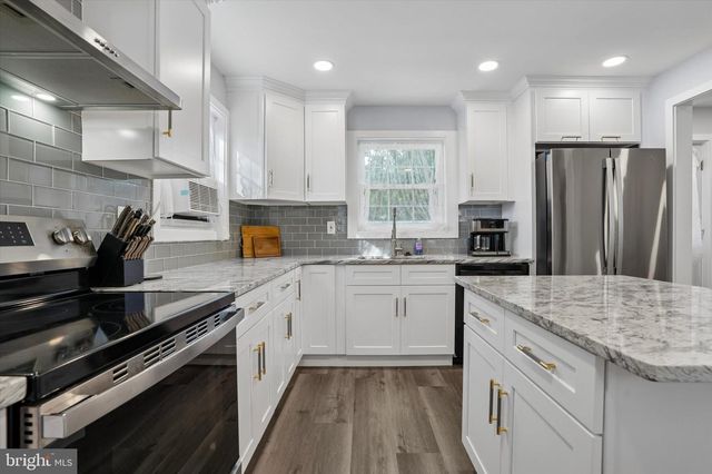 95 1ST AVE, Essington, PA 19029