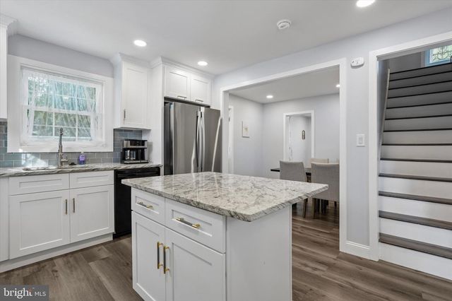 95 1ST AVE, Essington, PA 19029