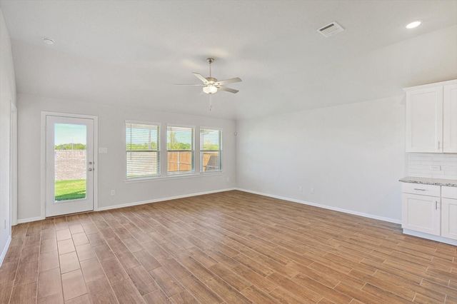 418 Kingsbury Avenue, Princeton, TX 75407