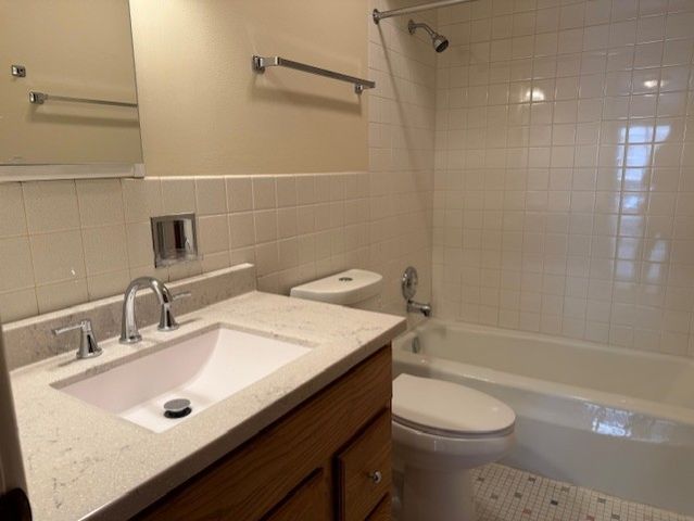 5240 Galitz Street 101, Skokie, IL 60077