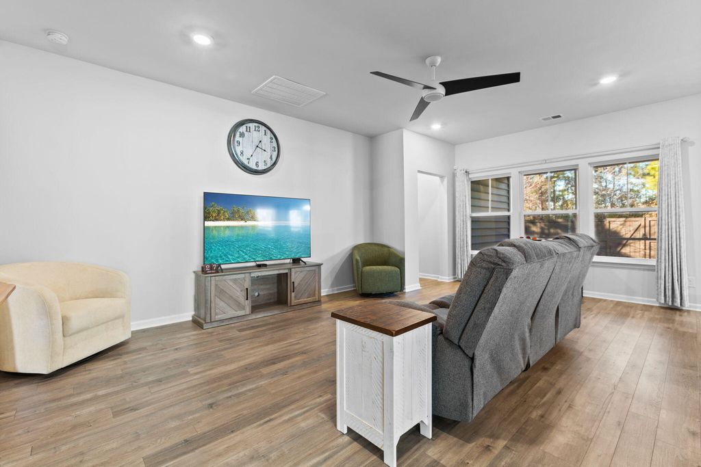 Image 6 of property listing at 148 Haverhill Street, Summerville, SC 29486