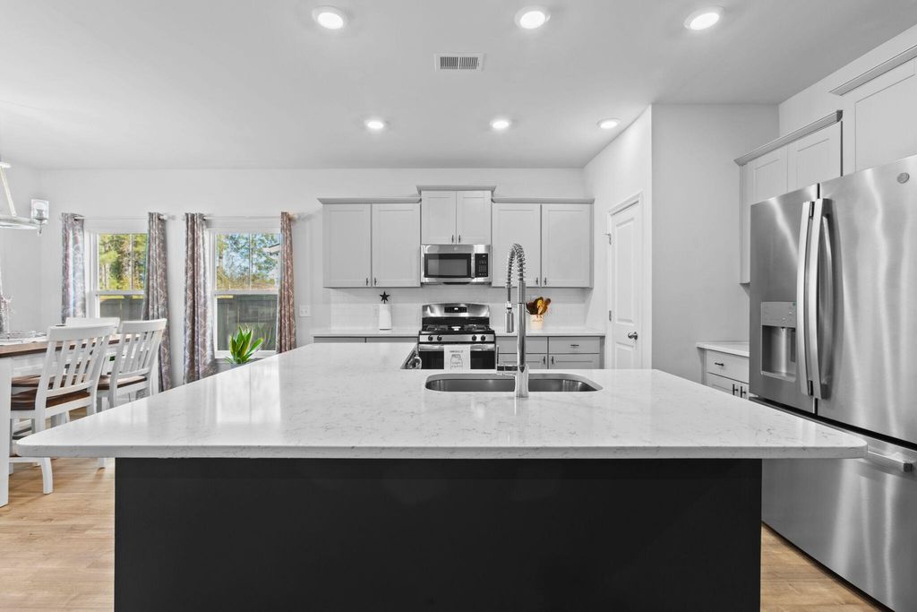 Image 8 of property listing at 148 Haverhill Street, Summerville, SC 29486