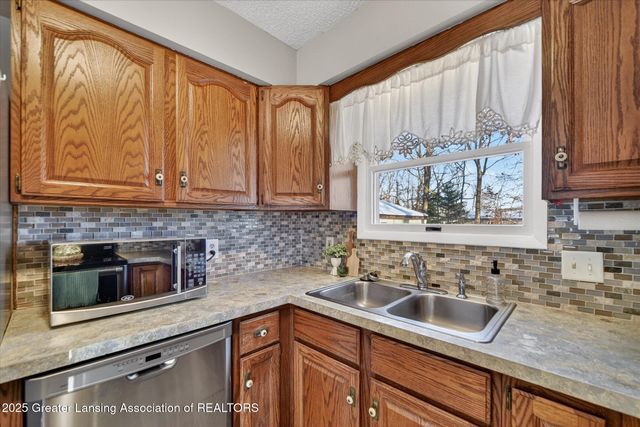 10391 Hardwood Trail, Perrinton, MI 48871