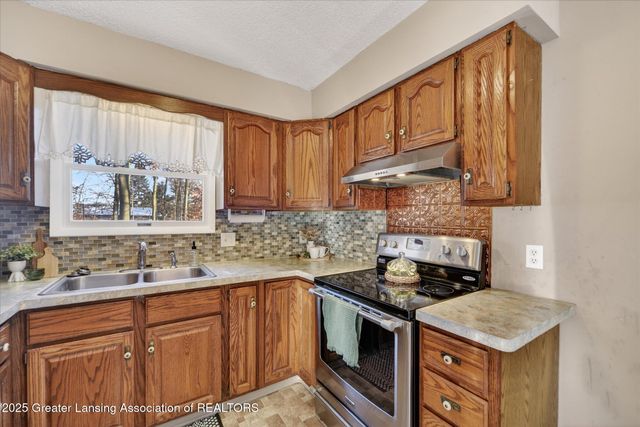 10391 Hardwood Trail, Perrinton, MI 48871