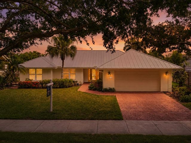 9746 SE Landing Place, Tequesta, FL 33469