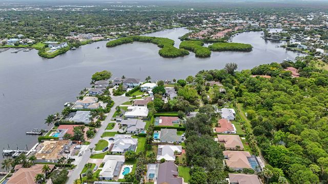 9746 SE Landing Place, Tequesta, FL 33469