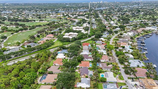 9746 SE Landing Place, Tequesta, FL 33469