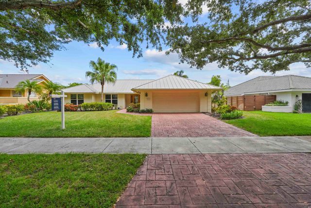 9746 SE Landing Place, Tequesta, FL 33469