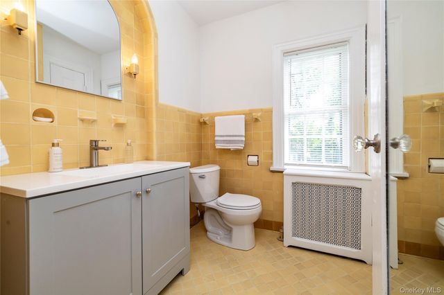 210 Demott Avenue, Rockville Centre, NY 11570