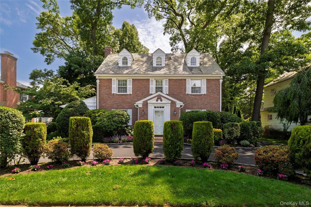 210 Demott Avenue, Rockville Centre, NY 11570