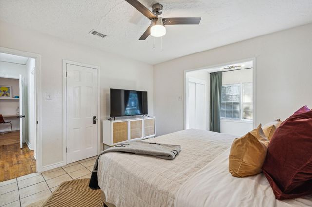 2435 W 10th Street, Dallas, TX 75211