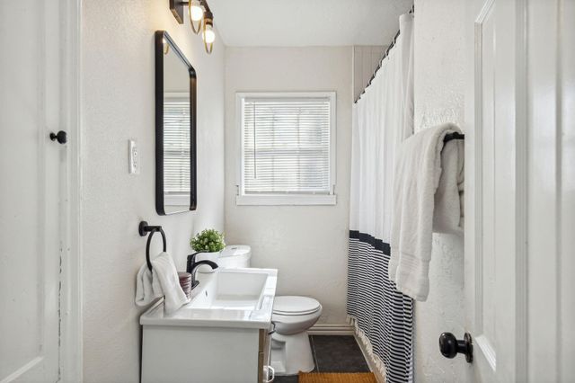 2435 W 10th Street, Dallas, TX 75211