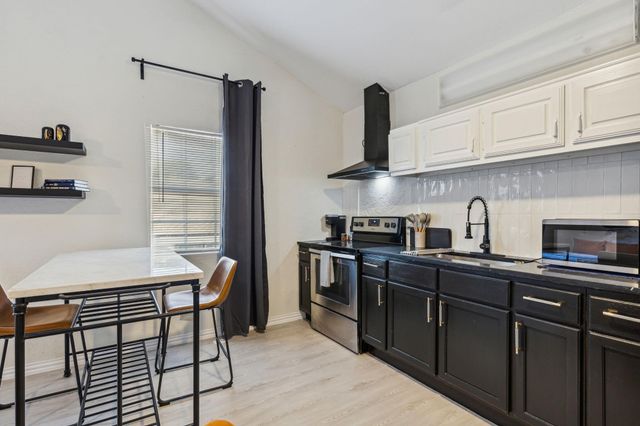 2435 W 10th Street, Dallas, TX 75211