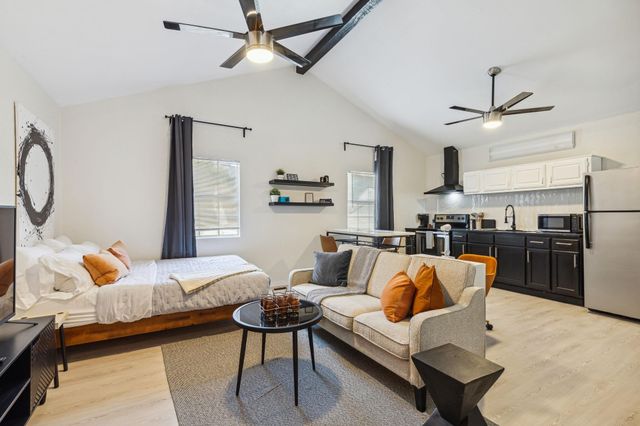 2435 W 10th Street, Dallas, TX 75211