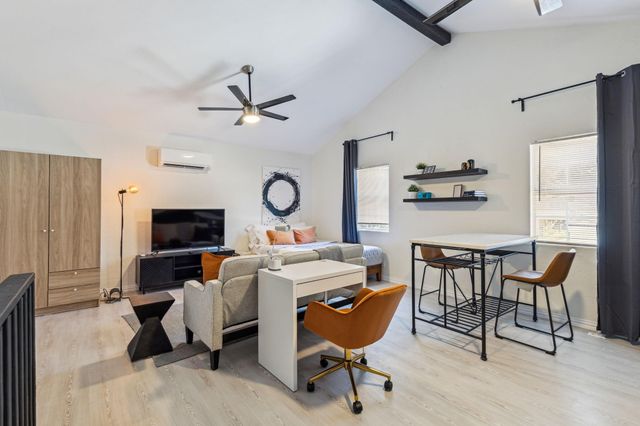 2435 W 10th Street, Dallas, TX 75211