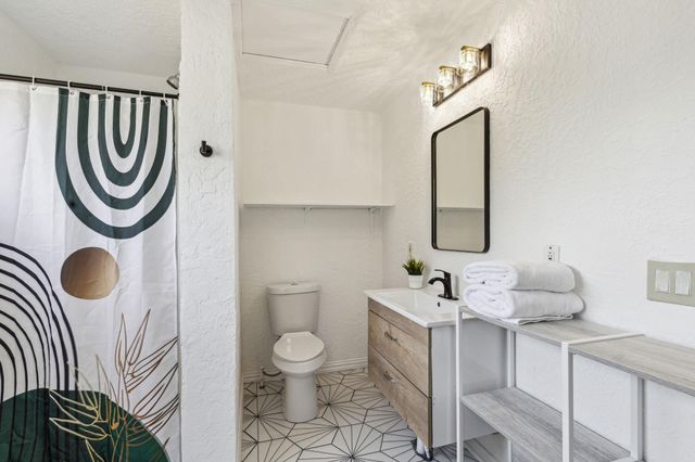 2435 W 10th Street, Dallas, TX 75211