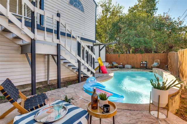 2435 W 10th Street, Dallas, TX 75211