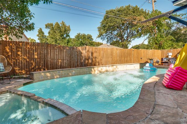 2435 W 10th Street, Dallas, TX 75211