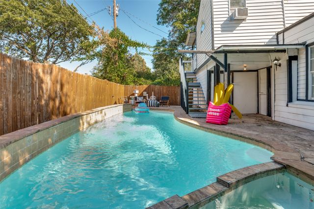 2435 W 10th Street, Dallas, TX 75211